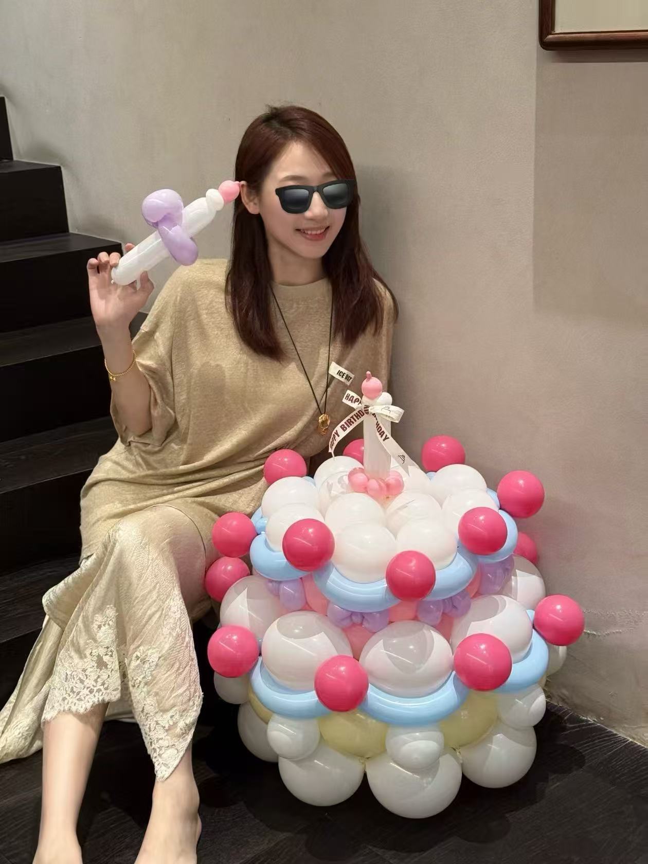 SKU-102050 Twisted Balloon Flowers Bouquet + Balloon Cake